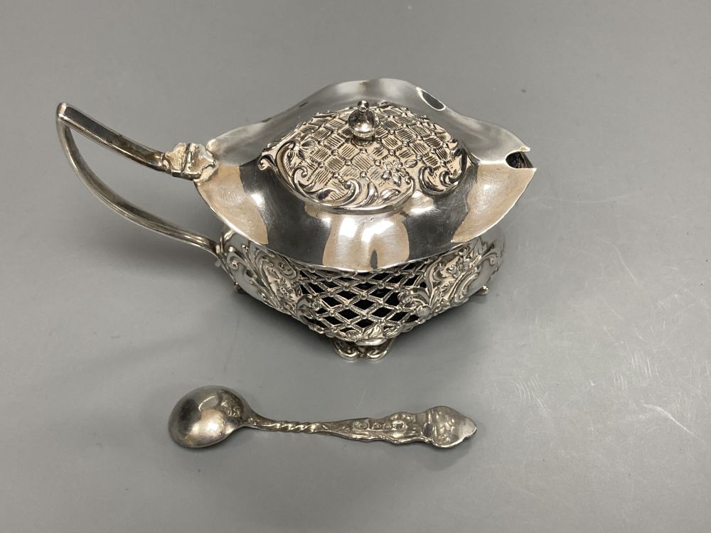 An Edwardian pierced silver three piece quatrefoil condiment set by William Oliver, Birmingham, 1906,